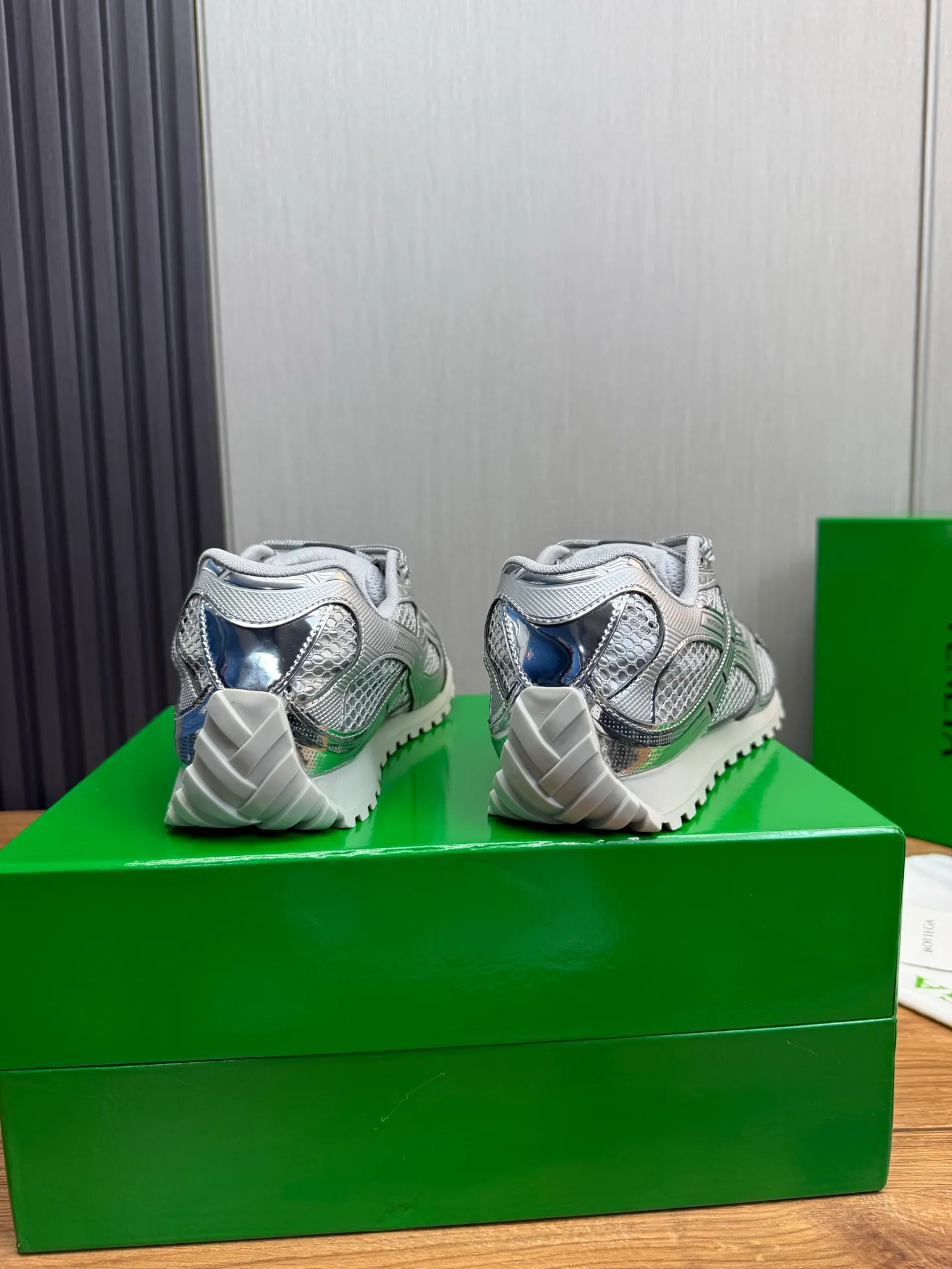 Men's men's shoes 💰620💰 BV top version 𝘽𝙊𝙏𝙏𝙀𝙂𝘼 𝙑𝙀𝙉𝙀𝙏𝘼 Orbit sneakers Wang Yibo same style couple style dad shoes 🩷💚 Runner sneakers, made of lightweight technical mesh fabric. Features a geometric patterned rubber outsole. Pay attention to the package craftsmanship ❕ High version shipping ❗️ Very nice, durable to play with and durable to make ✔️ Standard version 💯💯 The outsole is made of color-blocked TPU outsole. Women’s model 35-41 (40 41 customized) Men’s model 39-46 (45.46 customized) Equipped with original packaging